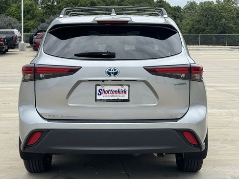 Used 2024 Toyota Highlander XLE AWD/4WD image 5
