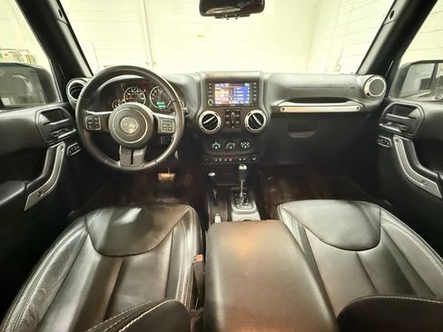 Used 2018 Jeep Wrangler Unlimited Rubicon w/ Connectivity Group AWD/4WD image 29