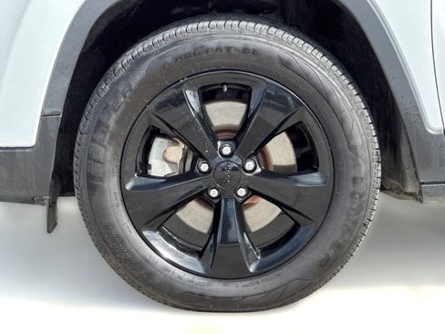 Used 2020 Jeep Cherokee Latitude Plus image 10