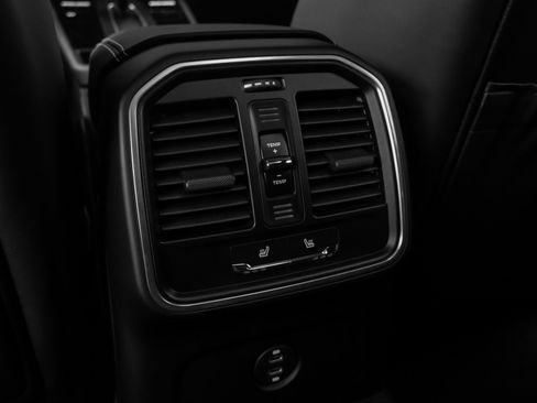 Used 2025 Porsche Macan Turbo image 45