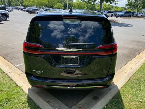 Used 2024 Chrysler Pacifica Touring-L FWD image 32