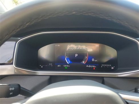 Certified 2025 Volkswagen Taos SE image 19