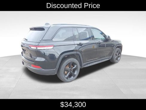 Used 2024 Jeep Grand Cherokee Limited w/ Luxury Tech Group II image 3