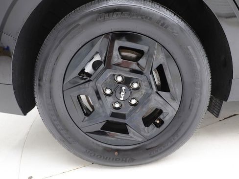 Used 2025 Kia Carnival image 9