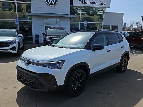 New 2026 Volkswagen Taos SE FWD image 1