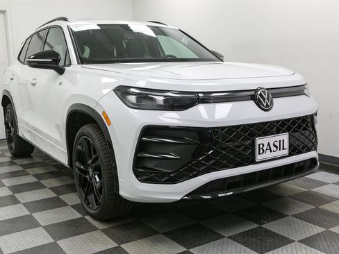 New 2025 Volkswagen Tiguan SE R-Line image 2