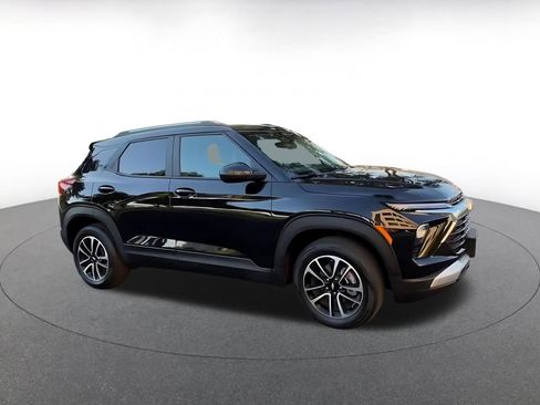 Used 2025 Chevrolet TrailBlazer LT image 2