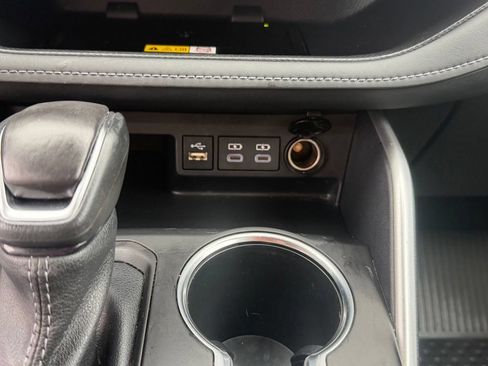 Used 2023 Toyota Highlander XLE AWD/4WD image 23