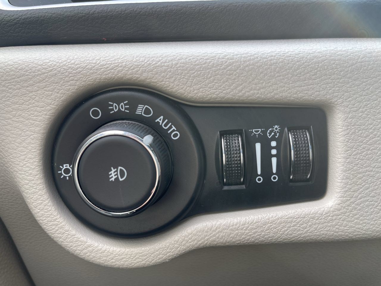 Used 2024 Chrysler Pacifica Touring-L FWD image 17