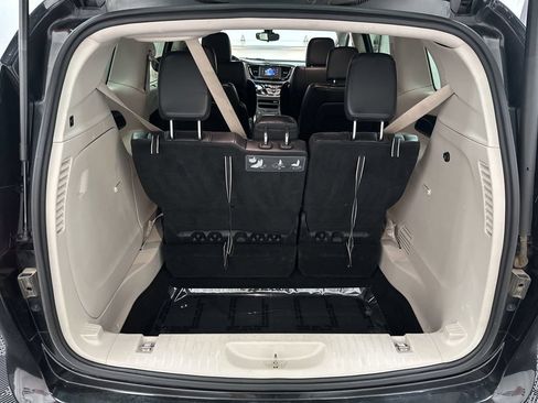Used 2017 Chrysler Pacifica Touring-L FWD image 35