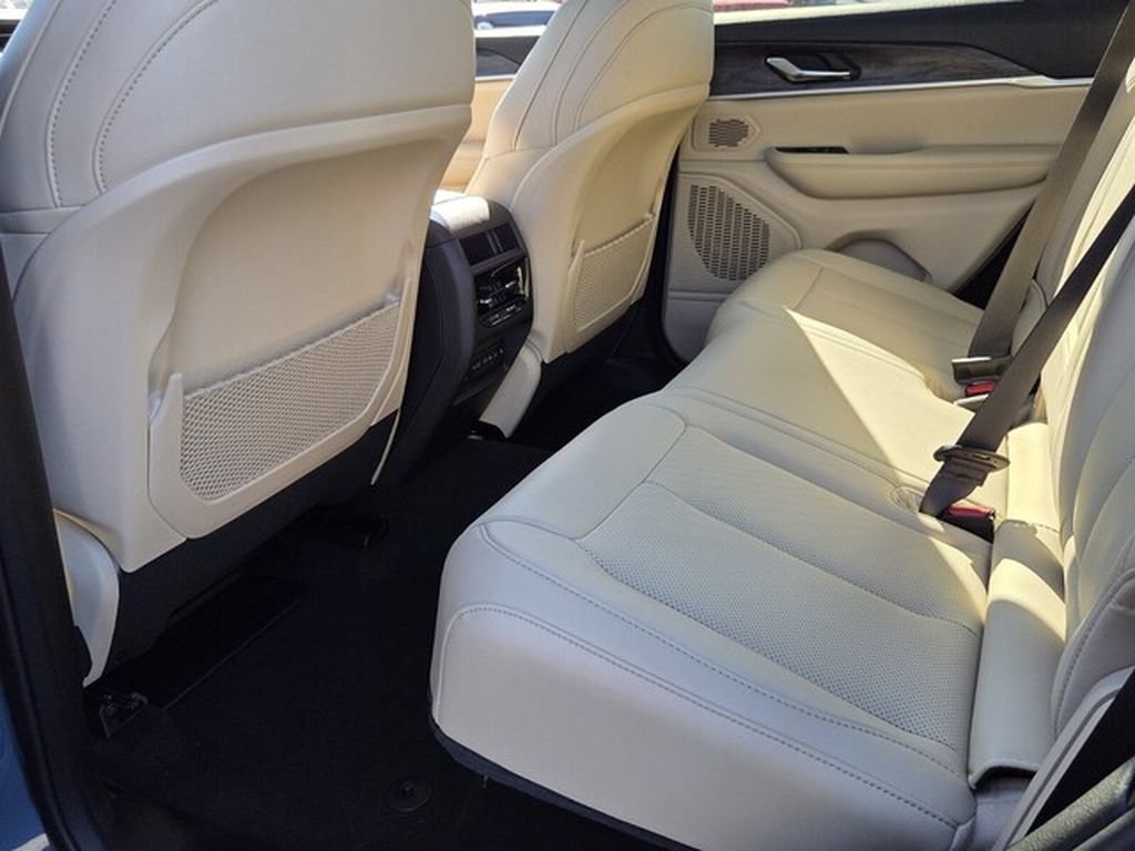 New 2027 Jeep Grand Cherokee Limited RWD image 4
