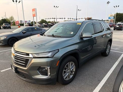 Used 2023 Chevrolet Traverse LT FWD image 2