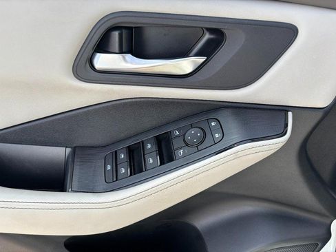 Used 2025 Nissan Rogue SV AWD/4WD image 9