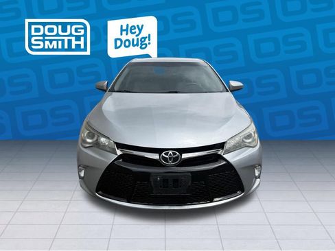 Used 2017 Toyota Camry SE w/ Moonroof Package FWD image 2