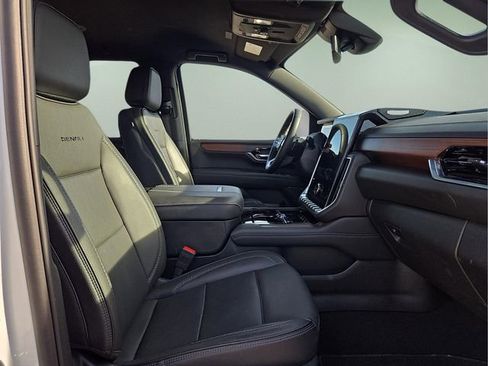 Used 2025 GMC Yukon Denali image 12