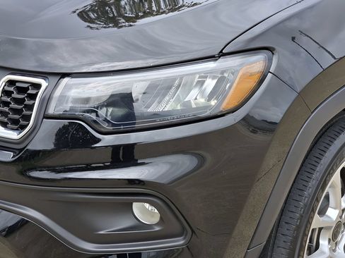 Used 2025 Jeep Compass Latitude AWD/4WD image 9