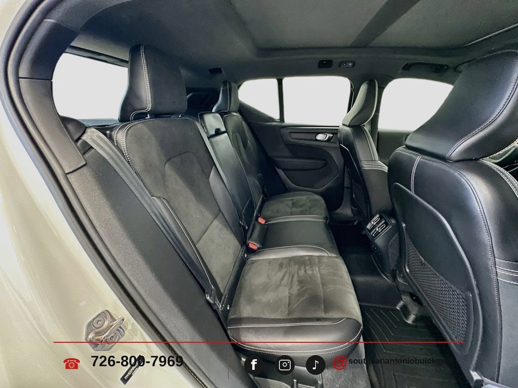 Used 2022 Volvo XC40 T5 R-Design w/ Advanced Package AWD/4WD image 27