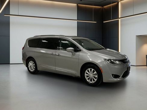 Used 2018 Chrysler Pacifica Touring-L FWD image 8