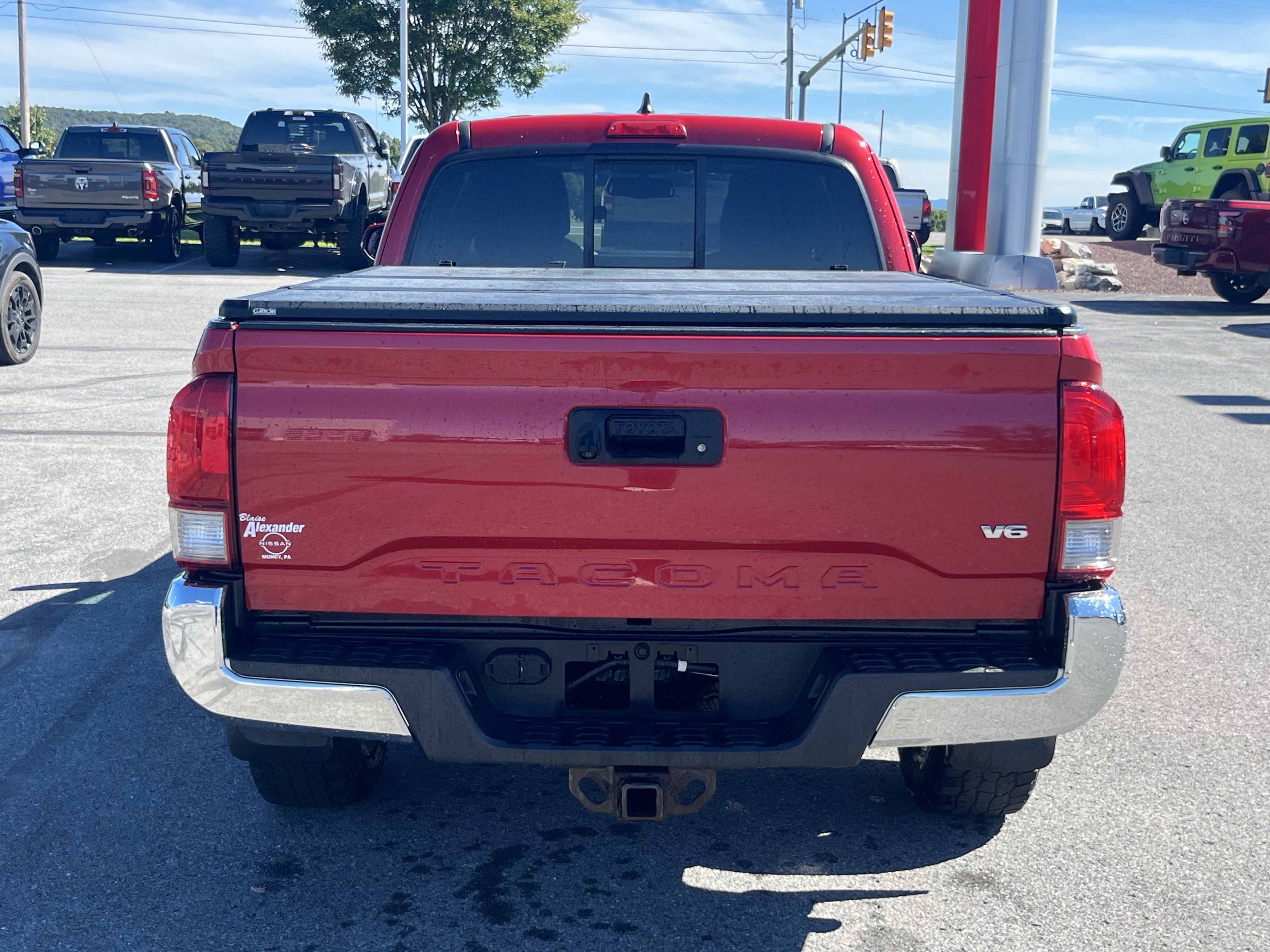 Used 2017 Toyota Tacoma TRD Off-Road w/ Tow Package AWD/4WD image 4