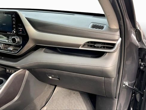 Used 2022 Toyota Highlander LE image 18