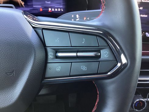 Used 2025 Chevrolet Traverse RS FWD image 21