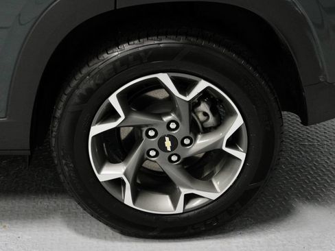 Used 2025 Chevrolet Trax LT FWD image 18