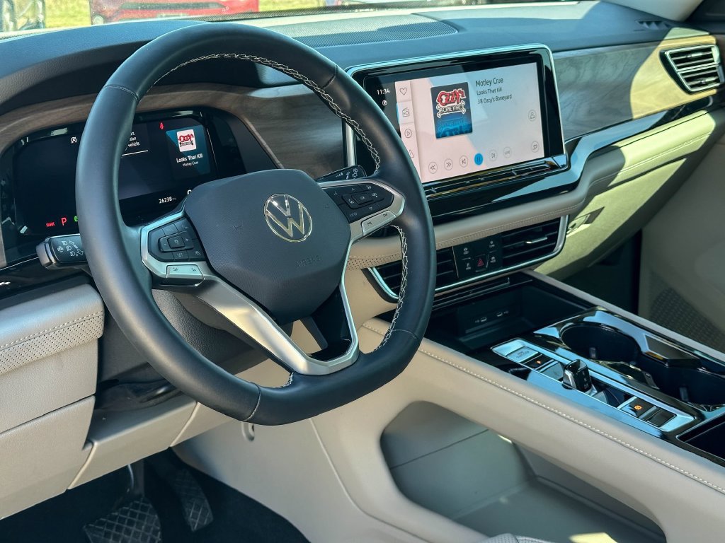 Used 2024 Volkswagen Atlas SE w/ Panoramic Sunroof Package FWD image 12