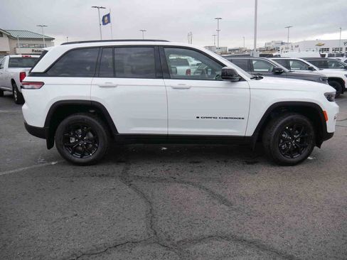 New 2025 Jeep Grand Cherokee Altitude image 21