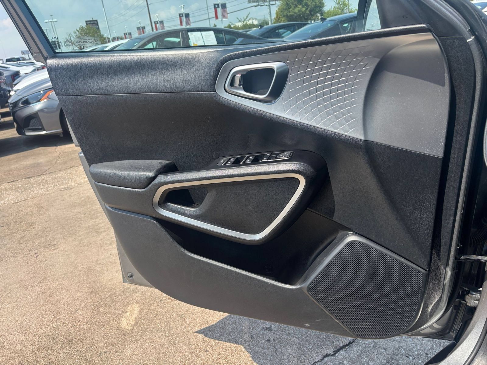 Used 2025 Kia Soul LX w/ LX Technology Package FWD image 18