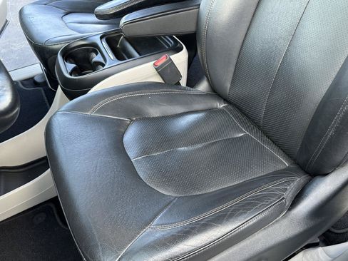 Used 2019 Chrysler Pacifica Touring-L FWD image 27