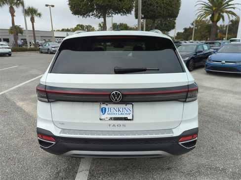 Used 2025 Volkswagen Taos SE image 7