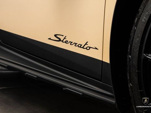Used 2024 Lamborghini Huracan Sterrato image 7