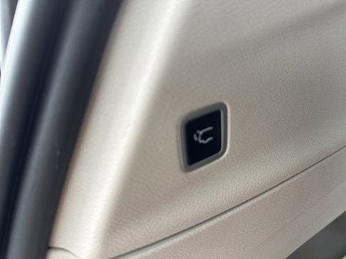 Used 2024 Chrysler Pacifica Touring-L image 17