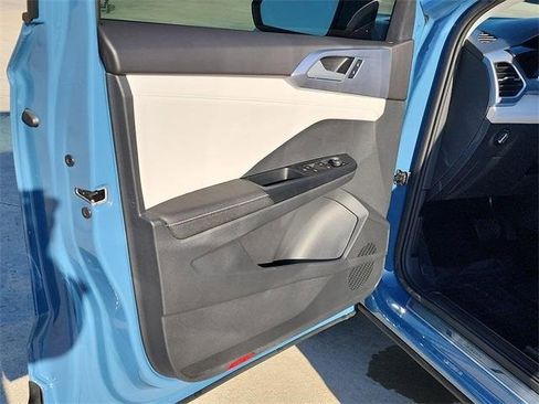 Certified 2025 Volkswagen Taos SE image 9