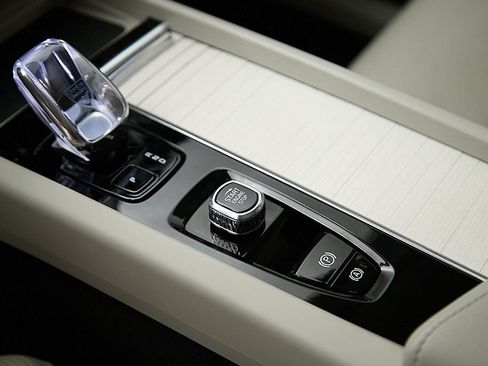 Certified 2026 Volvo XC60 B5 Ultra AWD/4WD image 19