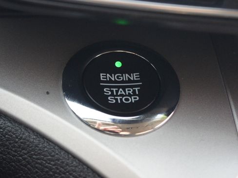 Used 2021 Ford Explorer XLT w/ Equipment Group 202A image 9