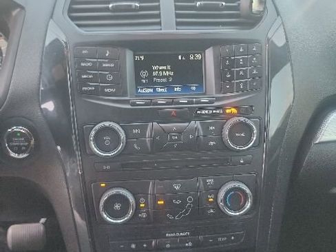 Used 2017 Ford Explorer XLT FWD image 9