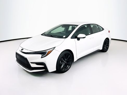 Used 2023 Toyota Corolla SE image 3