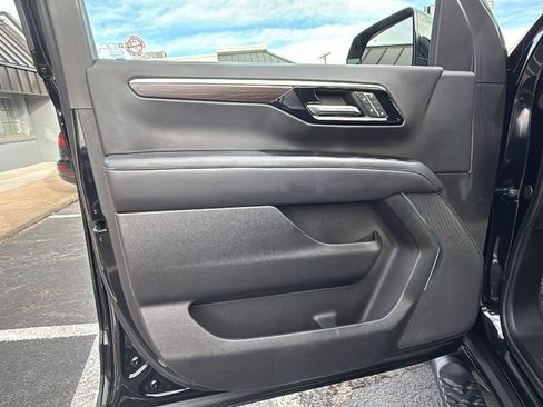 Used 2025 Chevrolet Suburban Z71 image 9