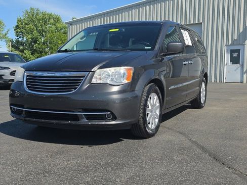 Used 2016 Chrysler Town & Country Touring w/ Driver Convenience Group FWD image 3