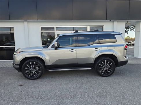 Used 2024 Lexus GX 550 image 4