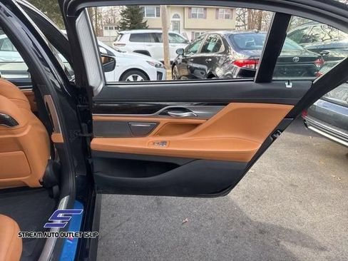 Used 2022 BMW 750Li xDrive AWD/4WD image 23
