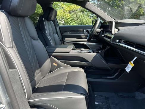 Certified 2026 Cadillac Vistiq Platinum w/ LPO, Floor Liner Package AWD/4WD image 7