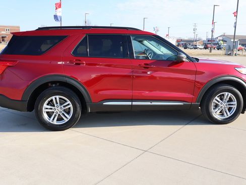 Used 2022 Ford Explorer XLT w/ Equipment Group 202A image 5