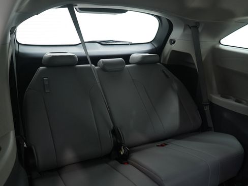 Used 2022 Toyota Sienna XLE image 12