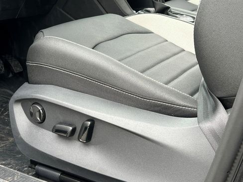 New 2025 Volkswagen Taos SEL image 18