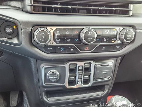 Used 2025 Jeep Wrangler Unlimited Sahara AWD/4WD image 16