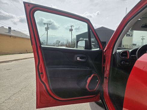 Used 2017 Jeep Renegade Trailhawk w/ Premium Trailhawk Package image 4