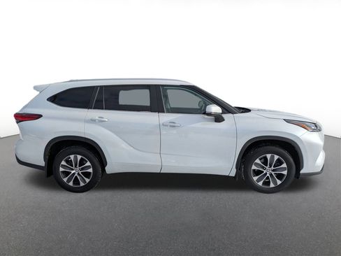 Used 2023 Toyota Highlander XLE image 2
