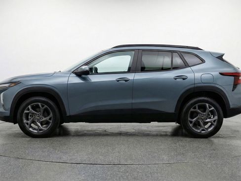 Used 2025 Chevrolet Trax LT FWD image 5